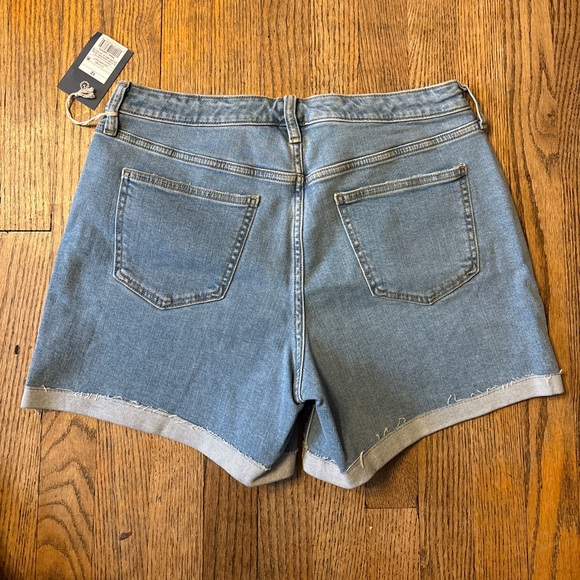NWT Universal Thread Mid Rise Boyfriend Jean Shorts - Picture 2 of 11